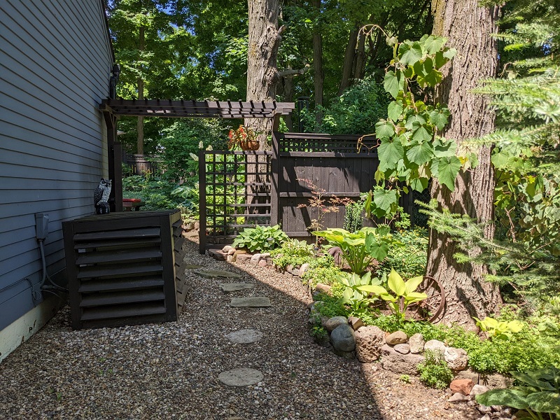 Smith-sideyard path to the back gardens